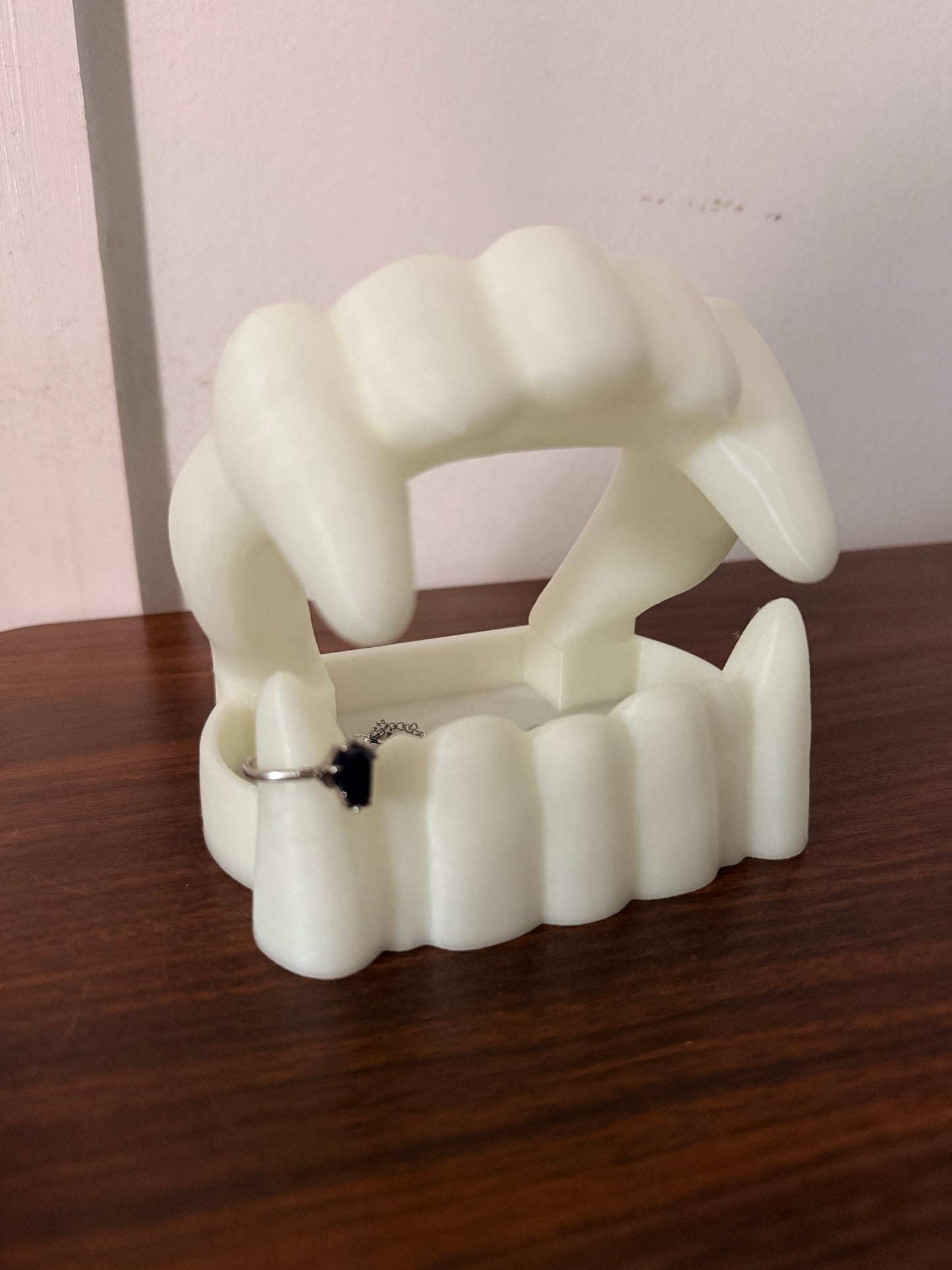 Vampire trinket tray (Glow in the Dark)
